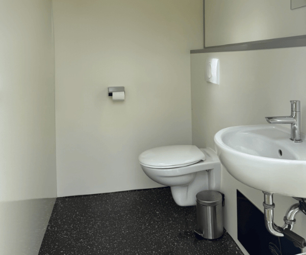 Damenbereich im Toilettenwagen 1&1 mit Toilette und Waschplatz