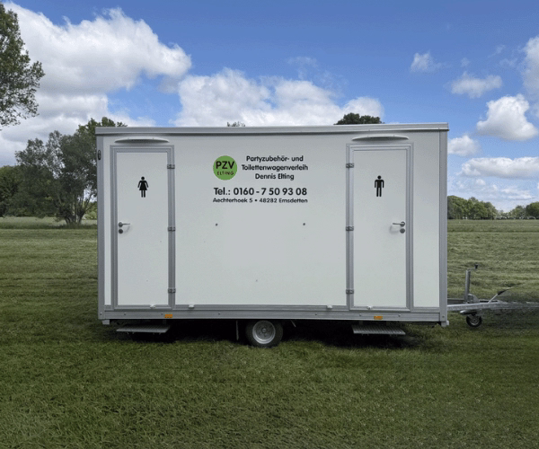 Mobiler Toilettenwagen 2&1 von PZV Elting auf Rasenfläche