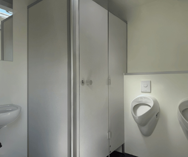 Herren-WC im Toilettenwagen 2&1 mit Urinalen, Kabine und Waschplatz