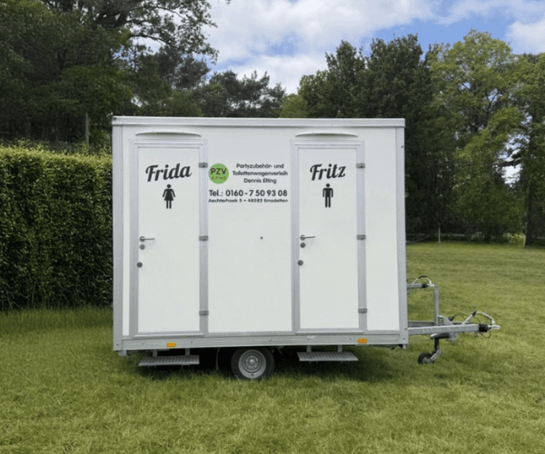 Toilettenwagen 1&1 von PZV Elting mit Frida- und Fritz-Beschriftung auf Wiese