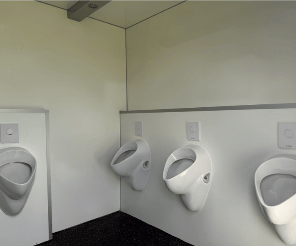 Vier Urinale im Herrenbereich des Toilettenwagens 3&1