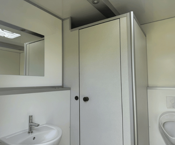 Herren-WC-Kabine im Toilettenwagen 3&1 mit Spiegel und Waschbecken