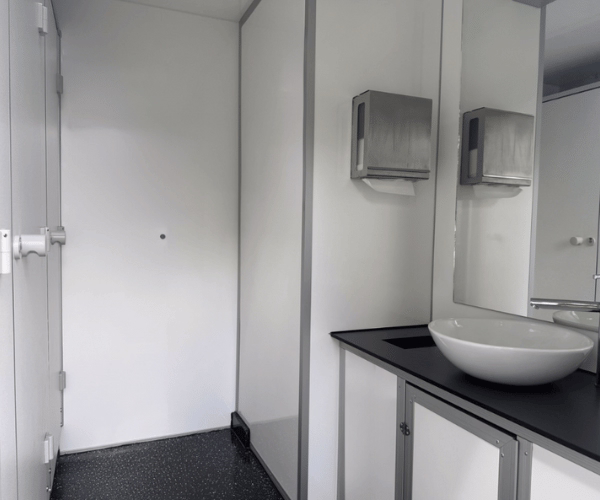 Damenbereich im Toilettenwagen Deluxe mit Waschplatz, Spiegel und hochwertigen Armaturen