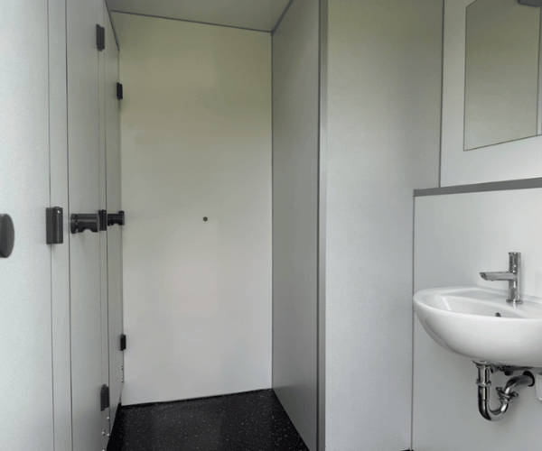 Damenbereich im Toilettenwagen 3&1 mit drei Kabinen und Waschbecken