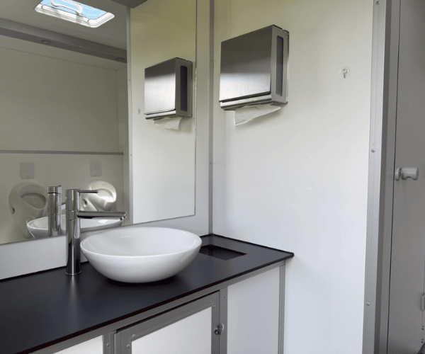 Herrenbereich im Toilettenwagen Deluxe mit Waschbecken, Spiegel und WC-Kabine
