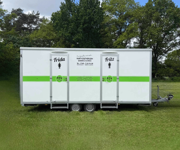 Toilettenwagen Deluxe von PZV Elting mit Beschriftung Frida und Fritz auf einer Wiese