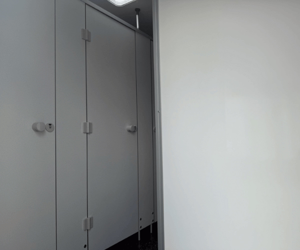 Sechs geschlossene WC-Kabinen im Damenbereich des Toilettenwagens 6&1