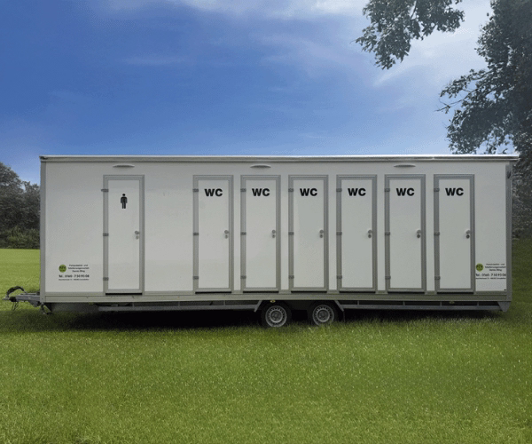 Toilettenwagen XXL von PZV Elting aus Emsdetten mit zwölf Unisex-WC-Kabinen, geeignet für große Veranstaltungen – Außenansicht auf einer Wiese.
