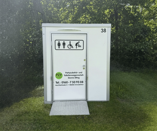 Barrierefreier Toilettenwagen mit Rampe von PZV Elting, ausgestattet mit Damen-WC, Urinal und Wickeltisch – geeignet für Menschen mit Behinderung und Familien.