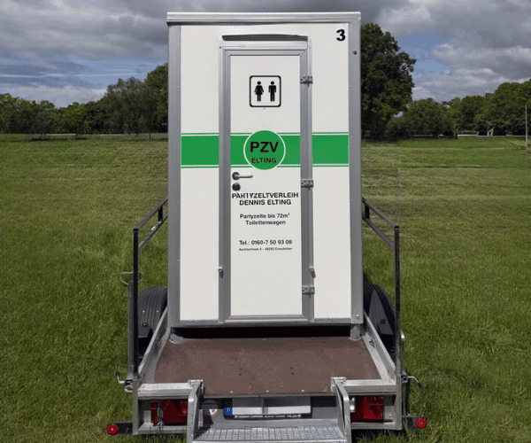 Mobile Einzeltoilettenkabine auf Anhänger von PZV Elting mit integrierter Toilette, Urinal und Waschbecken – kompakte Lösung für Events.