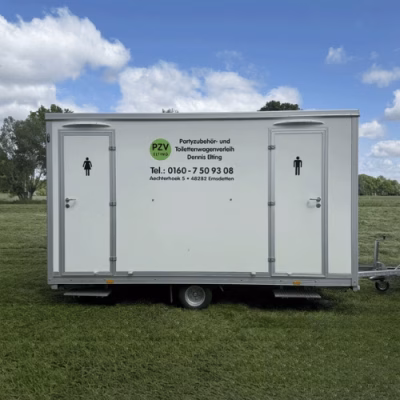 Mobiler Toilettenwagen 2&1 von PZV Elting auf Rasenfläche