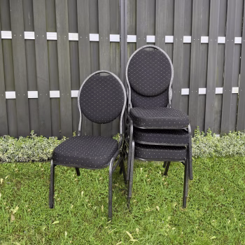 Bankettstühle mieten – Komfortable Eventstühle stapelbar | PZV Elting Emsdetten Schwarze gepolsterte Bankettstühle von PZV Elting – stapelbare Eventstühle mit runder Rückenlehne für Veranstaltungen, Feiern und Tagungen.