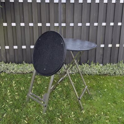 Schwarzer klappbarer Stehtisch mit Metallgestell von PZV Elting – ideal für Hochzeiten, Empfänge und Gartenfeste.