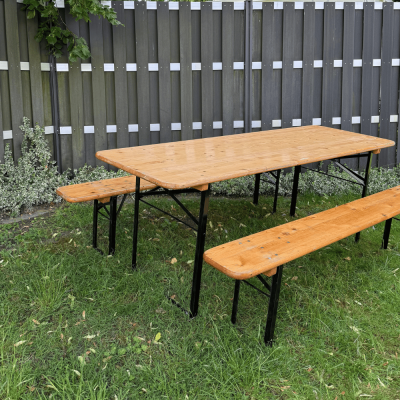 Klassische Bierzeltgarnitur mit Holztisch und zwei Sitzbänken von PZV Elting – ideal für Feste, Biergärten und Outdoor-Veranstaltungen.