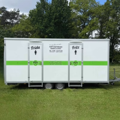 Toilettenwagen Deluxe von PZV Elting mit Beschriftung Frida und Fritz auf einer Wiese