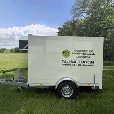 Kleinen mobiler Kühlanhänger von PZV Elting, einachsiger Anhänger zur Kühlung von Getränken und Lebensmitteln – ideal für kleine bis mittlere Veranstaltungen.