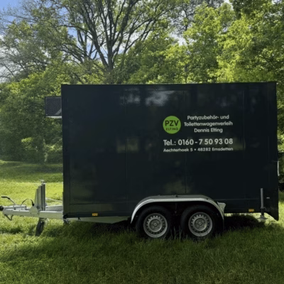 Großer mobiler Kühlanhänger von PZV Elting aus Emsdetten, aufgestellt im Grünen – ideal für die Kühlung von Lebensmitteln und Getränken bei Veranstaltungen.