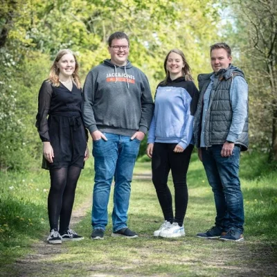 PZV Elting Team – Persönlich. Zuverlässig. Nah. | Emsdetten Teamfoto von PZV Elting aus Emsdetten mit vier Personen in natürlicher Umgebung – engagierter Service rund um Toilettenwagen, Kühlanhänger und Eventmobiliar.